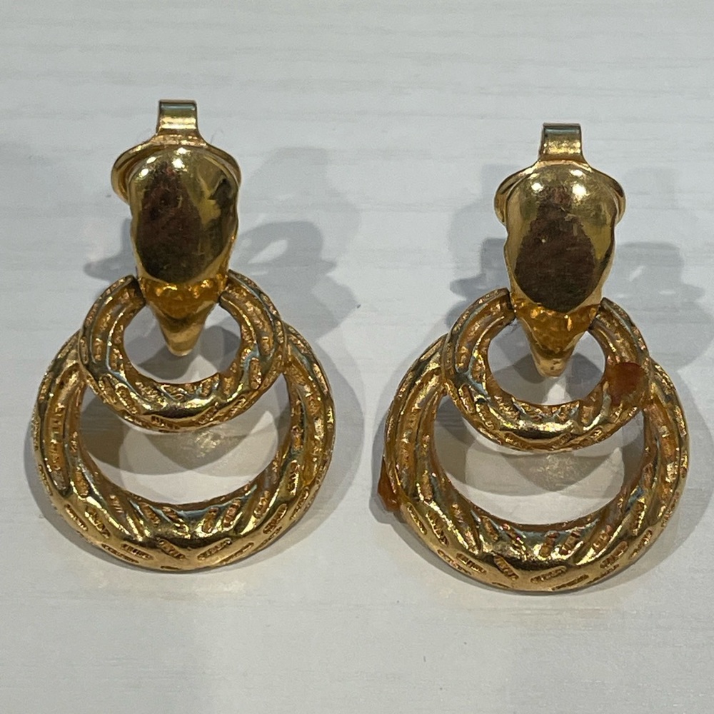 Vintage Trifari Gold Tone Dangle Hoop Door Knocker clip on earrings